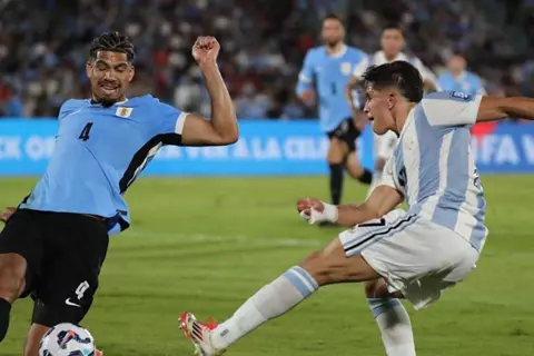 بسبب برشلونة.. مدرب أوروجواي يلمح لموقف أراوخو من المشاركة ضد بوليفيا